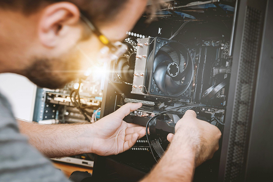 Persönlicher IT-Service bei Ihnen zu Hause Ein IT-Techniker unterstützt einen Privatkunden bei der Einrichtung seines Computers zu Hause